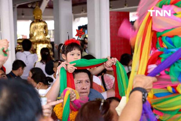 นทท.ไหว้พระวันขึ้นปีใหม่ ศาลหลักเมือง วัดพระแก้ว วัดโพธิ์ คึกคัก