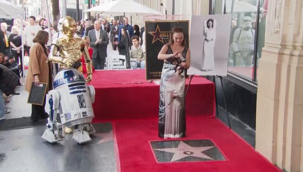 “Billie Lourd” รับดวงดาว Walk of Fame แทนคุณแม่ผู้ล่วงลับ “Carrie Fisher”  