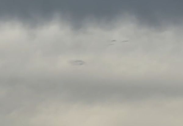 UFO ? ผอ.รพ.สต. ถ่ายวัตถุปริศนา 4 ลำ เหนือท้องฟ้าขอนแก่น ชมคลิปที่นี่