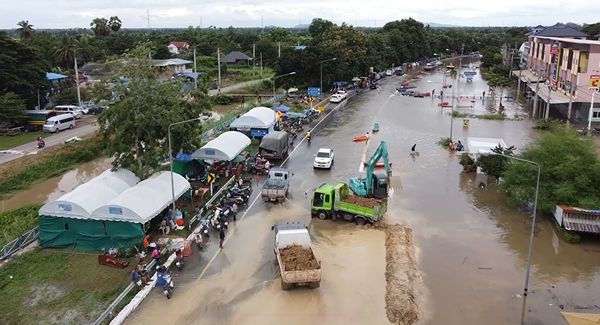 เปิดภาพน้ำท่วม ตลาดร้อยปีสรรพยา คาดเสียหายไม่ต่ำกว่า 100 ล้าน!