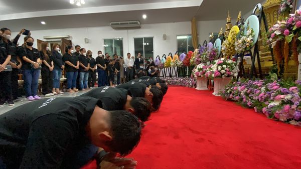 ประมวลภาพ 13 หมูป่าอะคาเดมี เข้าเคารพศพ ผู้ว่าฯ ณรงค์ศักดิ์