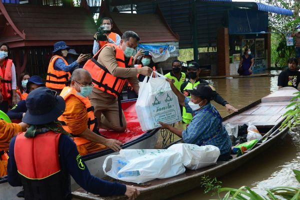 คณะสงฆ์จังหวัดอยุธยาร่วมกับปลัดมหาดไทยมอบของช่วยผู้ประสบภัยน้ำท่วม