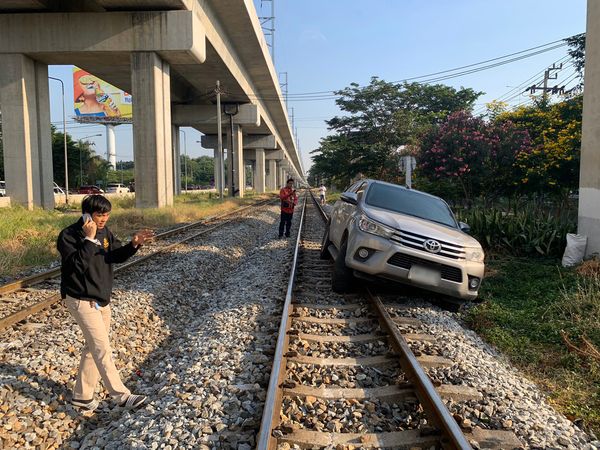 หนุ่มเมาแอ๋! ซิ่งกระบะขึ้นรางรถไฟ อ้าง GPS พาหลง