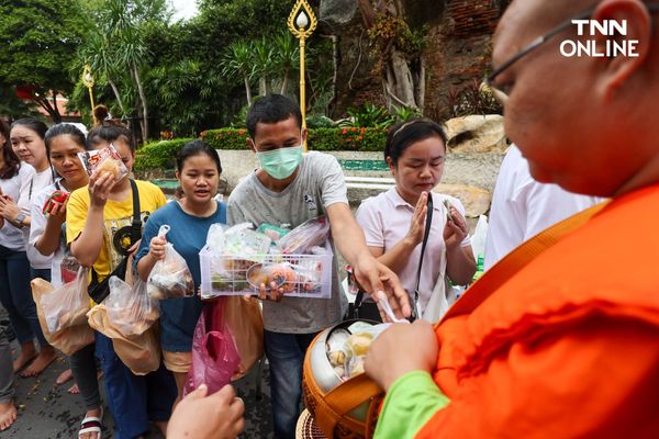 ชาวพุทธแน่นภูเขาทอง ร่วมตักบาตรเทโวเนื่องในวันออกพรรษา