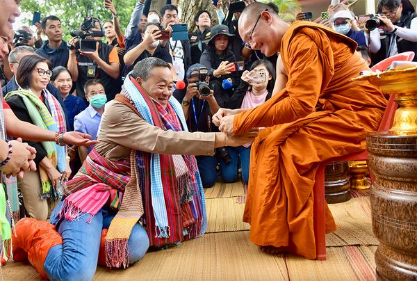 นายกฯลงพื้นที่ยโสธรเยี่ยมผู้ประสบภัยน้ำท่วม-มอบสิ่งของช่วยเหลือ