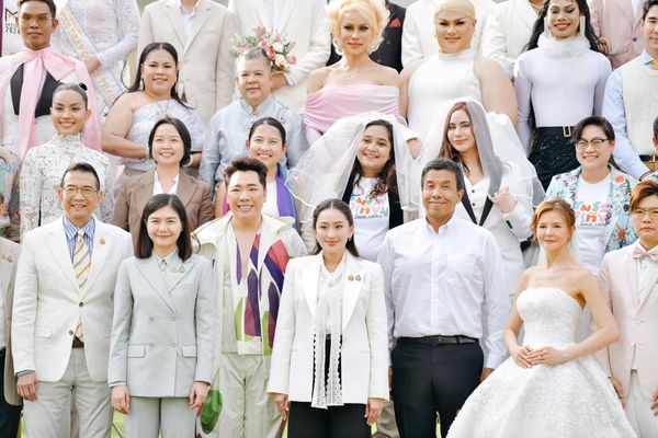 เปิดทำเนียบฯ ถ่ายภาพประวัติศาสตร์ “สมรสเท่าเทียม” ธงสีรุ้งปักลงบนประเทศไทย