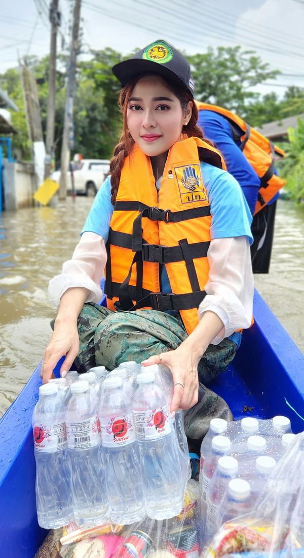 ให้กำลังใจผู้ประสบภัยน้ำท่วมจูน นาตาชา พร้อมแฟนคลับ! ลงพื้นที่มอบถุงยังชีพ 