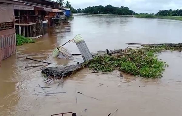 ฝนถล่มตากระลอก 2 สะพานไม้ไผ่แหล่งท่องเที่ยวดังน้ำซัดขาด