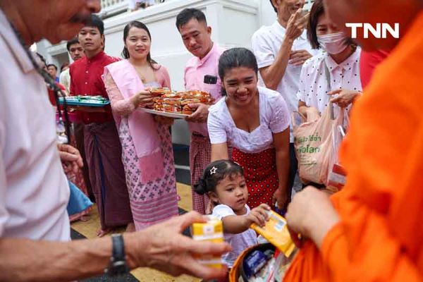 ชาวพุทธแน่นภูเขาทอง ร่วมตักบาตรเทโวเนื่องในวันออกพรรษา