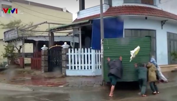 เวียดนามพร้อมรับมือ “ไต้ฝุ่นราอี” คลื่นสูงซัดเรือประมงจม 5 ลำ  อพยพปชช.แล้ว