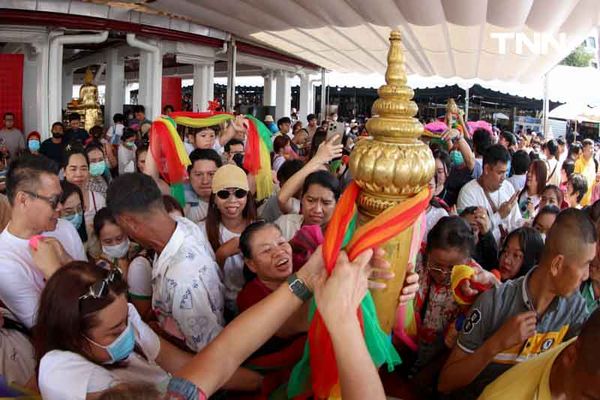 นทท.ไหว้พระวันขึ้นปีใหม่ ศาลหลักเมือง วัดพระแก้ว วัดโพธิ์ คึกคัก