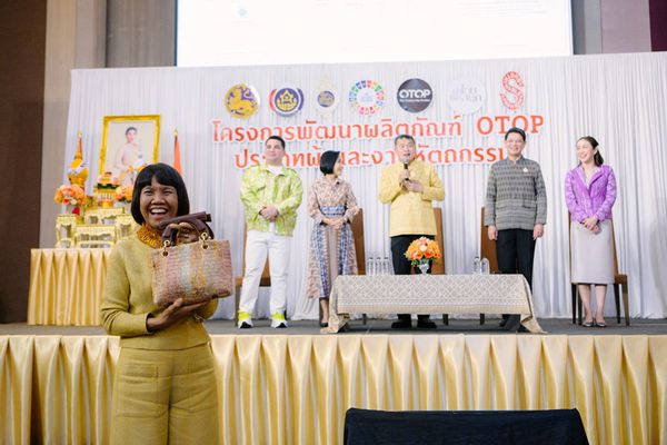 มหาดไทยสานต่อพระดำริ ผ้าไทยใส่ให้สนุก เดินหน้าพัฒนา OTOP ผ้าไทยสู่แฟชั่นโลก