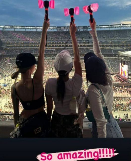 โชว์กลางสายฝน!! BLACKPINK ที่ MetLife Stadium 'เจนนี่' หวิดร่วงจากเวที