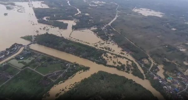 ภาพมุมสูง น้ำท่วมนราธิวาส กระแสน้ำไหลแรง ถนนหลายสายถูกตัดขาด บ้านเรือนพังเสียหาย