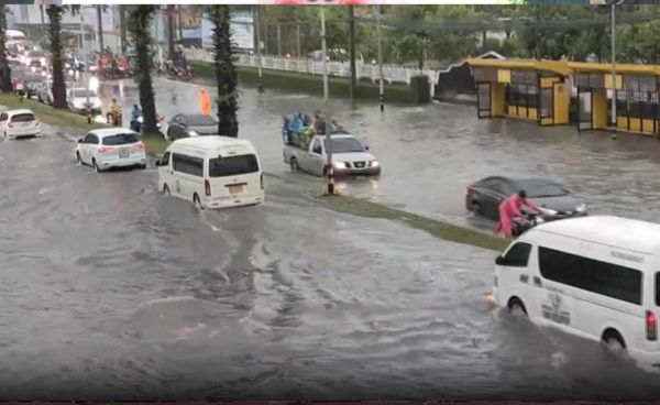 ภูเก็ตน้ำท่วมหลังฝนตกหนักบางจุดรถไม่สามารถสัญจรได้ 