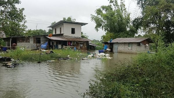 ‘พายุโนรู’เติมลำน้ำมูล ทะลักท่วมปราสาทหินพิมาย-บ้านปชช.ริมน้ำ