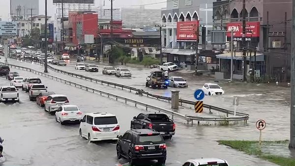 พัทยา ยังอ่วม! ฝนกระหน่ำกลางเมือง ถนนหลายสายเป็นอัมพาต