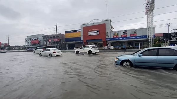 พัทยา ยังอ่วม! ฝนกระหน่ำกลางเมือง ถนนหลายสายเป็นอัมพาต