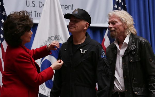 Jeff Bezos และ Sir Richard Branson ชวดตำแหน่งนักบินอวกาศ!