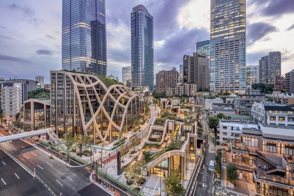 Heatherwick Studio เปลี่ยนย่านเมืองโตเกียวให้กลายเป็นพื้นที่สีเขียว