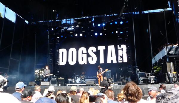 คืนเวทีรอบ 20 ปี!! 'คีอานู รีฟส์' หวนจับเบสพาวง Dogstar ขึ้นโชว์นับแต่ปี 2002