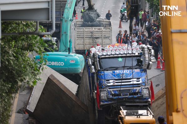 ถนนสุขุมวิททรุดตัว เจ้าหน้าที่เร่งยกรถบรรทุกออกจากหลุม 