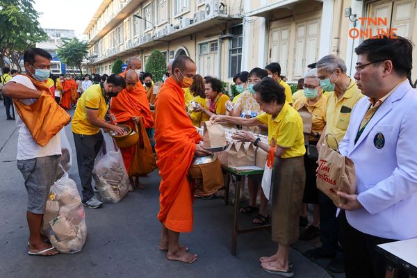 คณะแพทย์ รพ.ศิริราช พร้อมปชช. ร่วมทำบุญตักบาตรพระสงฆ์ 50 รูป น้อมรำลึกในหลวง ร.9