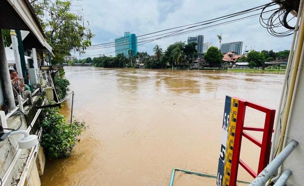 น้ำปิงวิกฤต ล้นท่วมถนนช้างคลานย่านเศรษฐกิจเชียงใหม่