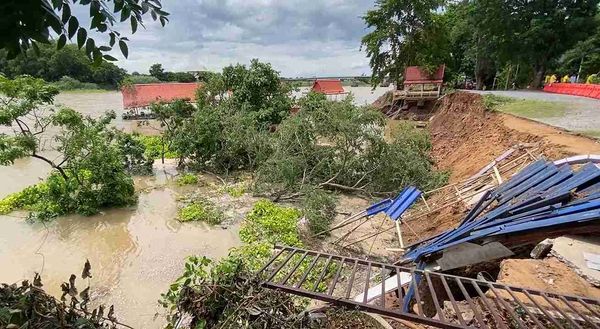 ดินทรุดหน้าวัดธรรมามูล เร่งเก็บกู้รถจมน้ำ ครู-นักเรียน ผวาไม่กล้าเข้าใกล้ตลิ่ง