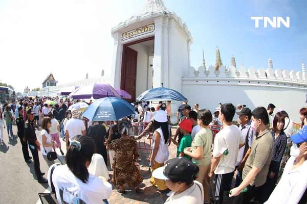 นทท.ไหว้พระวันขึ้นปีใหม่ ศาลหลักเมือง วัดพระแก้ว วัดโพธิ์ คึกคัก