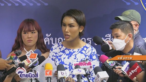 ไม่ได้หลบหนี “แอนนา วรินทร” เดินทางเข้าพบตำรวจ   (มีคลิป)