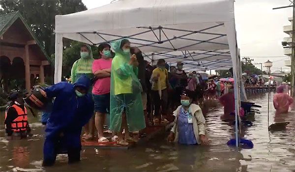 ชัยภูมิอ่วม!น้ำท่วมยังสูงรพ.ต้องใช้สะพานชั่วคราวขนย้ายผู้ป่วย