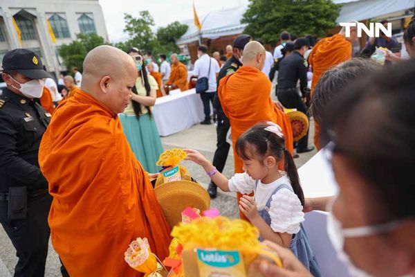 ตักบาตรวันมาฆบูชา รับบุญเช้าสืบสานประเพณีทางศาสนา