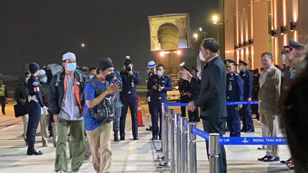 ​ประมวลภาพ นายกฯ รับ คนไทยในซูดาน ชุดแรก 