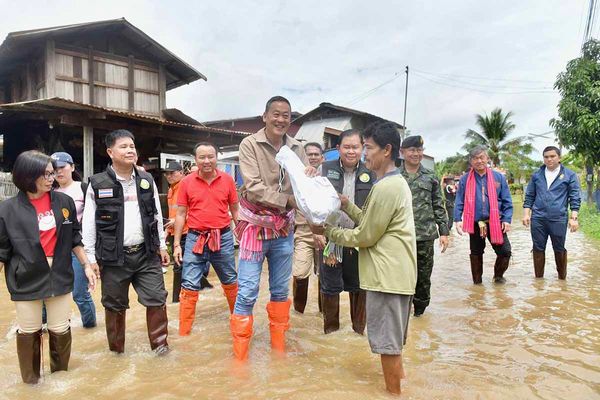 นายกฯลงพื้นที่ยโสธรเยี่ยมผู้ประสบภัยน้ำท่วม-มอบสิ่งของช่วยเหลือ