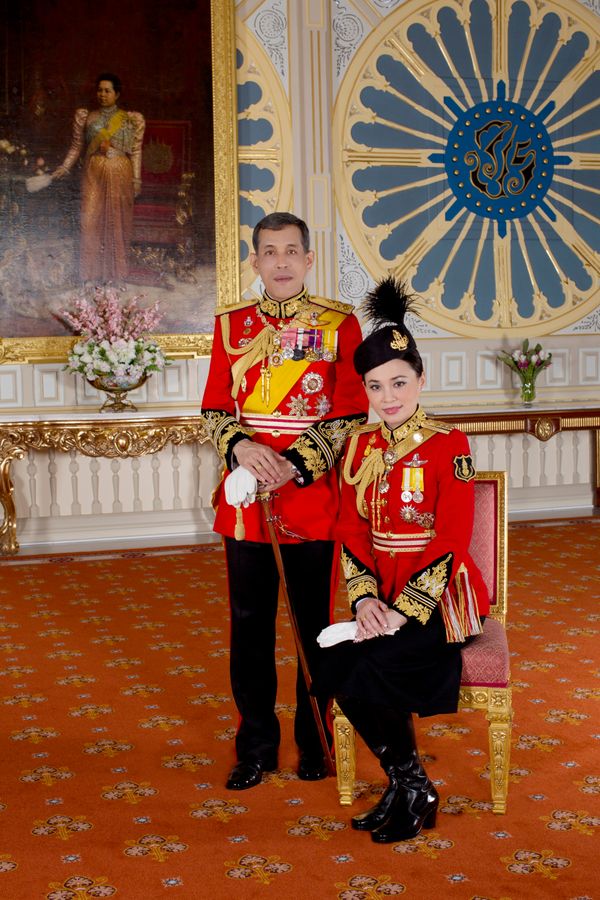 ‘ในหลวง ร. 10’ พระราชทานพระบรมฉายาลักษณ์คู่ ‘พระราชินี’ 8 พระรูป