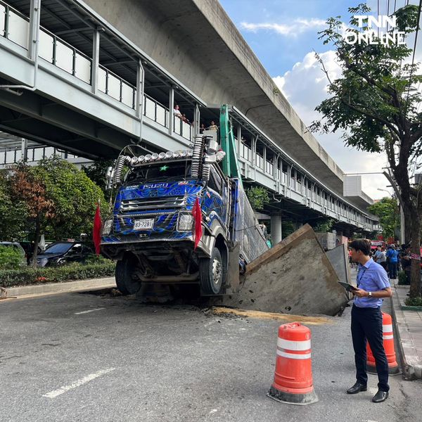 แนะเลี่ยง! ถนนทรุดตัว รถบรรทุกตกครึ่งคัน ช่วงปากซอยสุขุมวิท 64/1 รถติดยาว