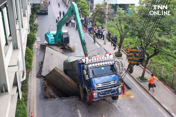 ถนนสุขุมวิททรุดตัว เจ้าหน้าที่เร่งยกรถบรรทุกออกจากหลุม 