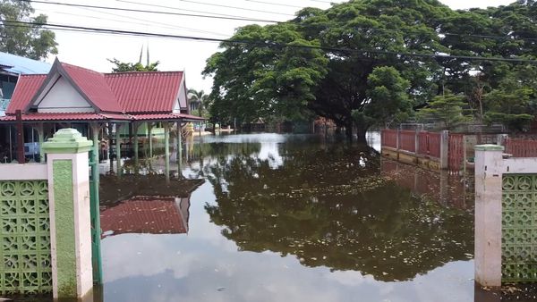 ยังอ่วม! ท้ายเขื่อนเจ้าพระยา น้ำยังท่วม เลื่อนเปิดเทอม 1 สัปดาห์