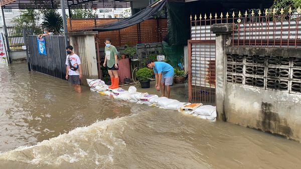 น้ำลำตะคอง ทะลักถึงตัวเมืองโคราช ปชช.ขนของหนีวุ่น!