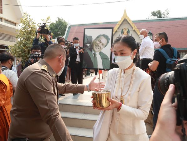 พิธีเคลื่อนร่าง สรพงศ์ ชาตรี เปิดใจ ดวงเดือน เผยคำพูดสุดท้ายถึงคู่ชีวิต (มีคลิป)