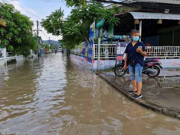 ฝนถล่มสัตหีบ น้ำระบายไม่ทัน จับปลาซะเลย!