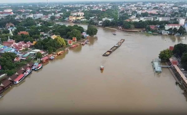 ชาวบางบาลทำความสะอาดโรงเรียนหลังน้ำลด