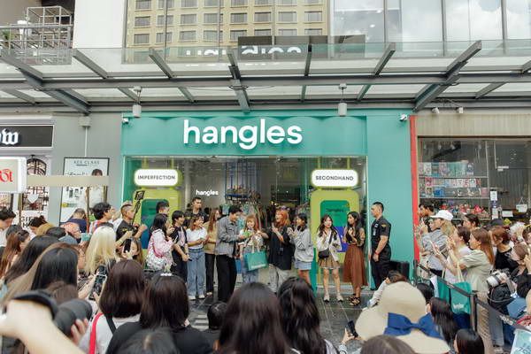 นนกุล เขินแรง! แอฟ ทักษร หอบดอกไม้เซอร์ไพรส์วันปิดร้าน hangles