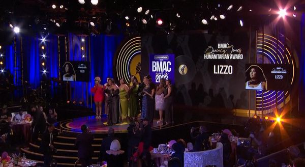 วิจารณ์ยับ ! “Lizzo” ได้รับรางวัลผู้มีมนุษยธรรมแม้มีข่าวฉาวล่วงละเมิดแดนเซอร์