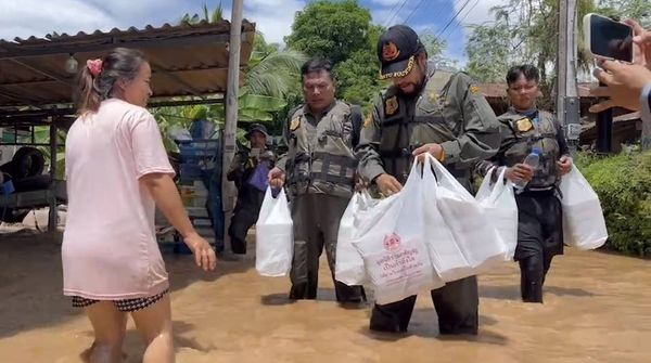 น้ำท่วมสุโขทัย! บิณฑ์ ลุยแจกเงิน-อาหาร ช่วยผู้ประสบภัย