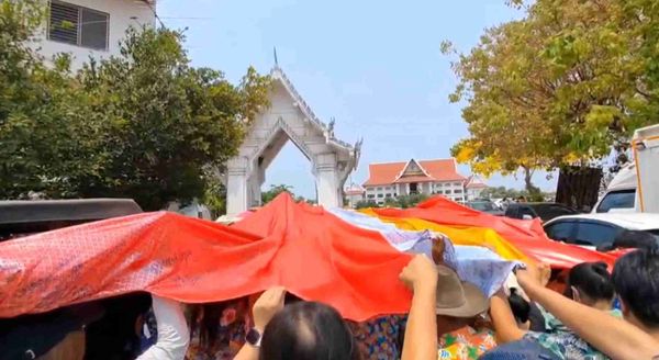 สงกรานต์พิษณุโลก! เปิดภาพสรงน้ำพระบรมสารีริกธาตุ ห่มผ้าเจดีย์หลวง 700 ปี 