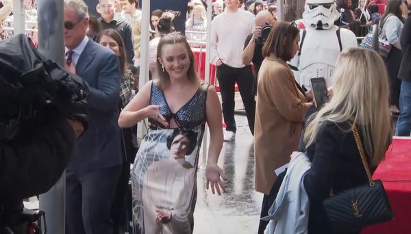 “Billie Lourd” รับดวงดาว Walk of Fame แทนคุณแม่ผู้ล่วงลับ “Carrie Fisher”  