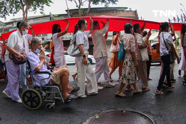 ขบวนยิ่งใหญ่ตระการตา อัญเชิญผ้าแดงห่มองค์พระบรมบรรพต(ภูเขาทอง)