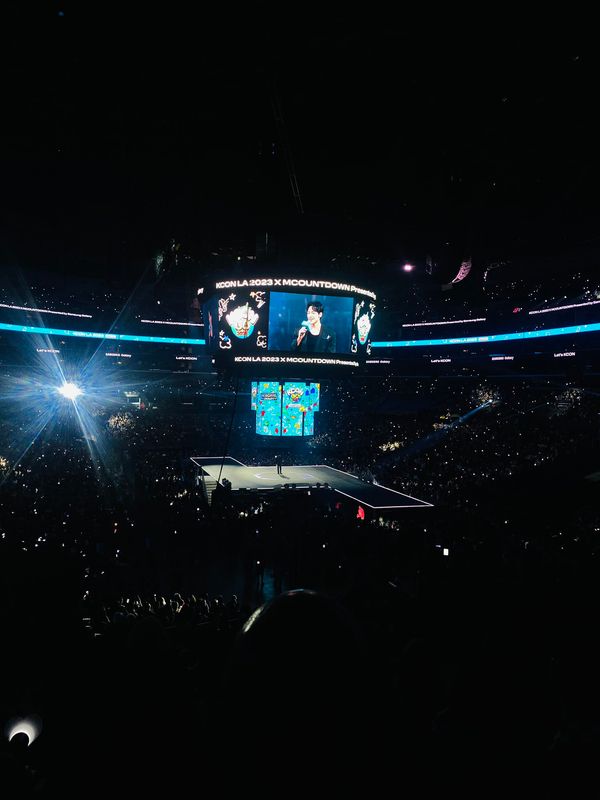 รวบตึงประเด็นร้อน!! 'เรน' ถูกผู้ชมปิดไฟใส่ (Black Ocean) ที่งาน KCON LA (มีคลิป)